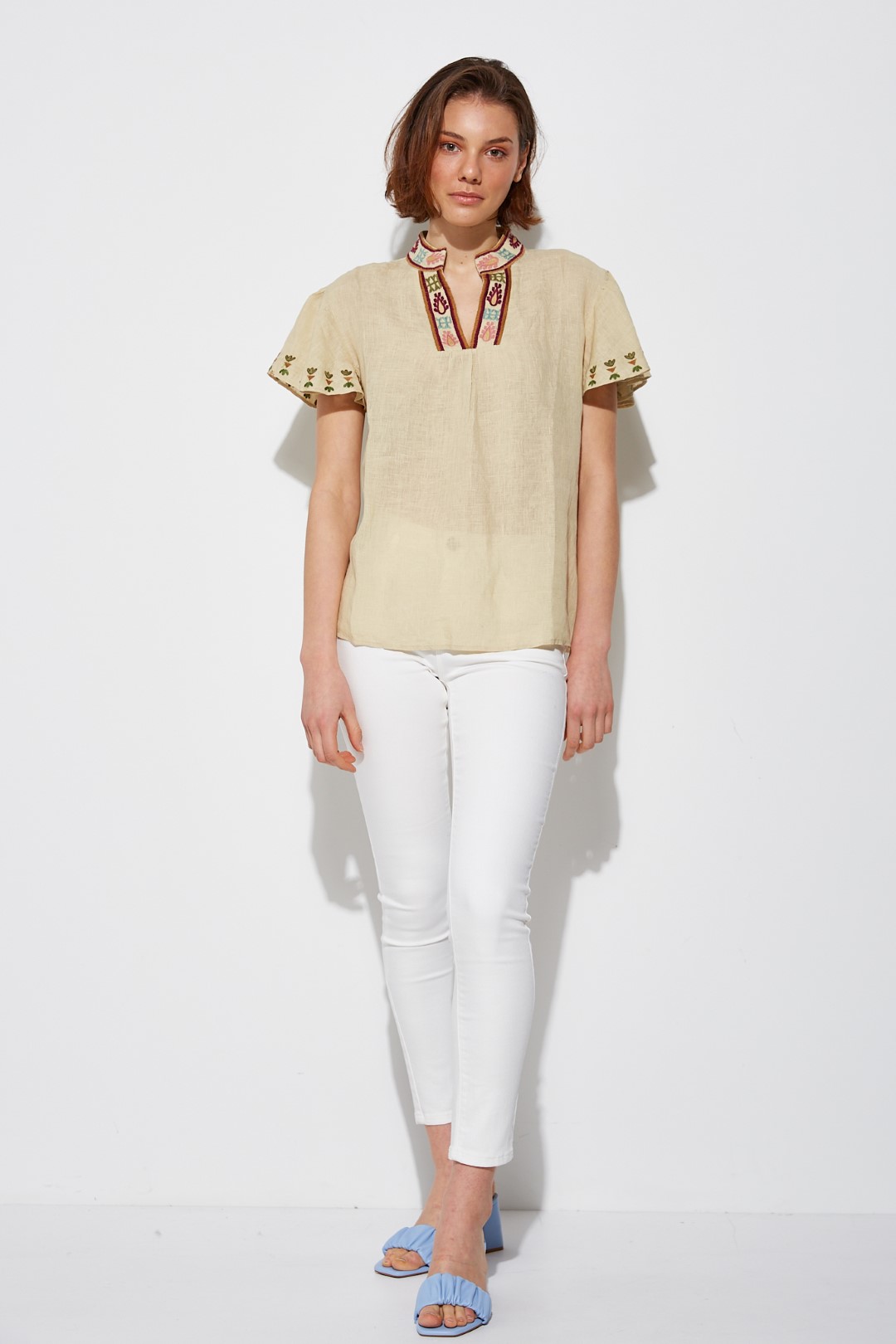 Embroidered blouse with short sleeve
