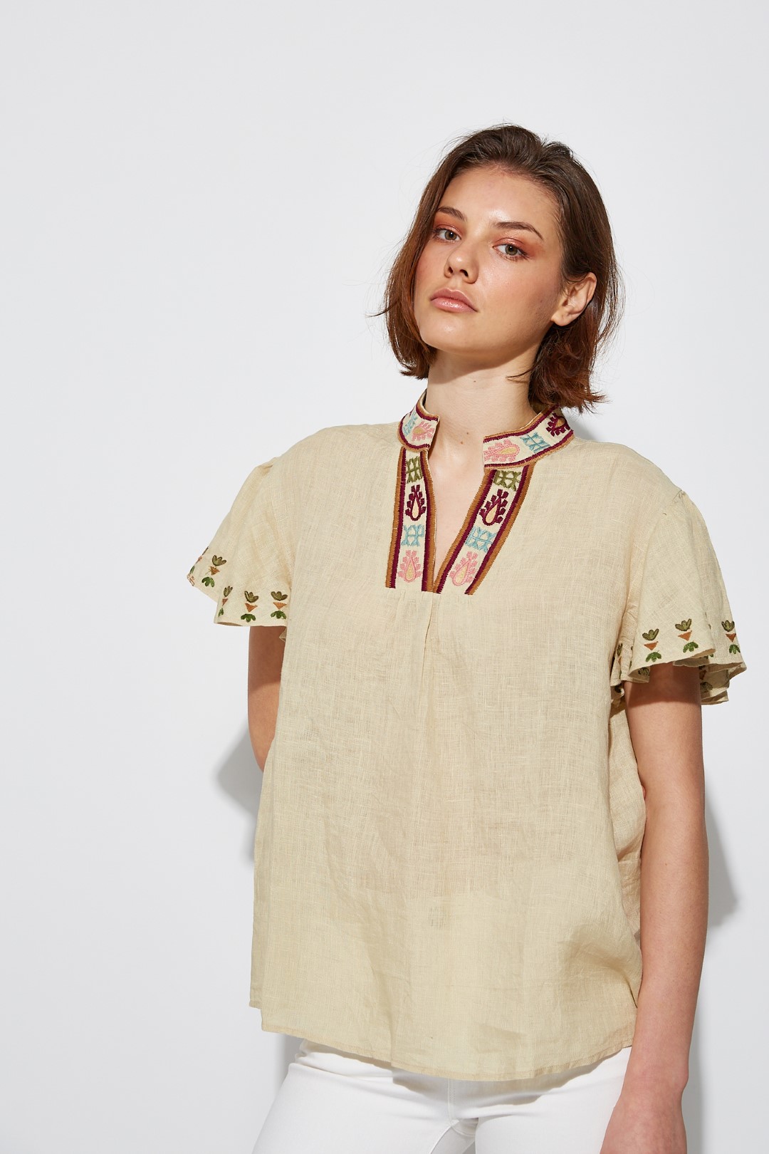 Embroidered blouse with short sleeve