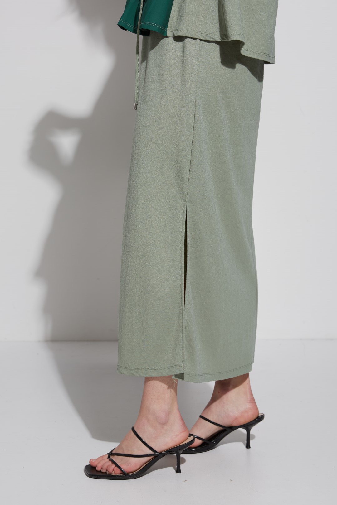 Skirt with lateral slides