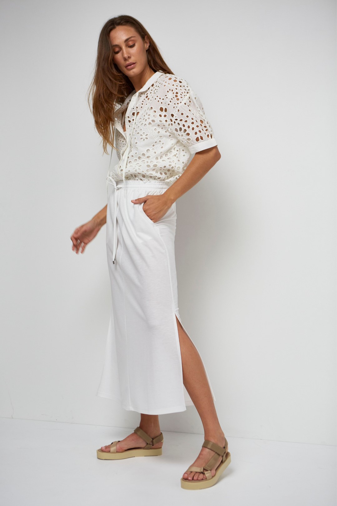 Skirt with lateral slides